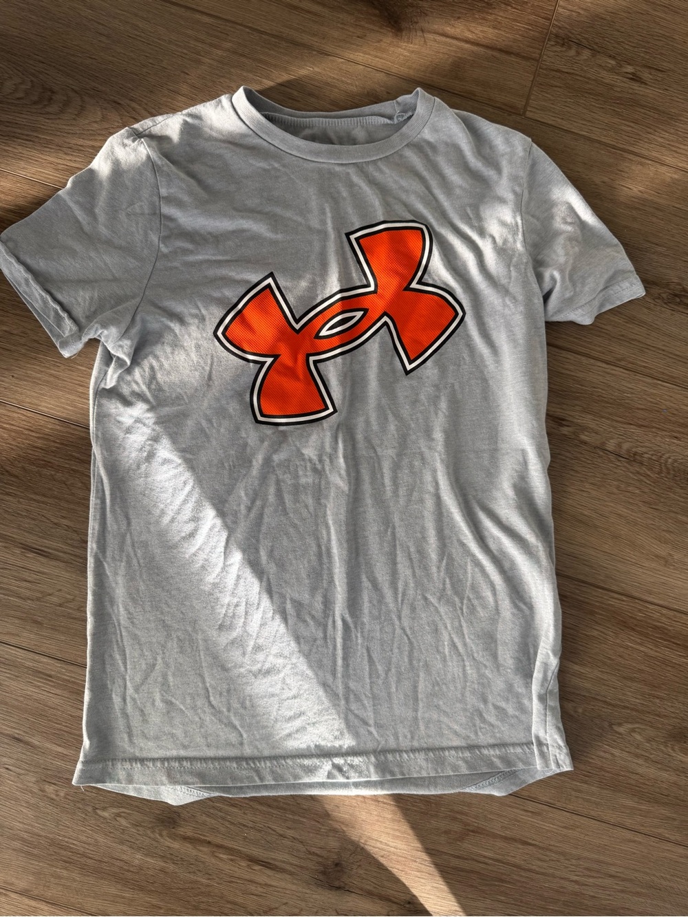 boys light gray/orange Under Armour shirt - M